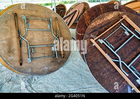 Tavolo per banchetti immagazzinato sulla spiaggia Foto Stock