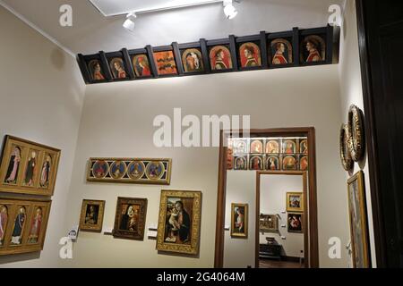 Collezione d'arte esposta presso la casa museo Poldi Pezzoli, sul palazzo storico, nel centro di Milano. Foto Stock
