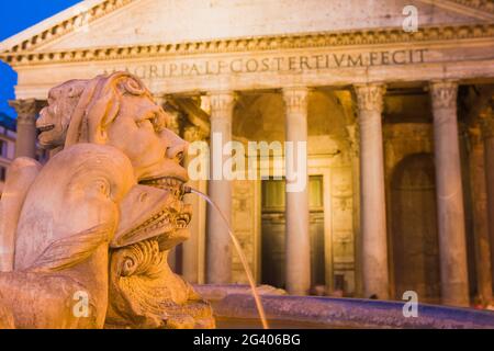 Fontana del Pantheon con il Pantheon in background, Roma, Italia Foto Stock