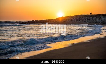 Francia. Charentes-Maritimes (17) costa selvaggia, soggetta a una forte corrente, una delle spiagge più pericolose della Francia Foto Stock