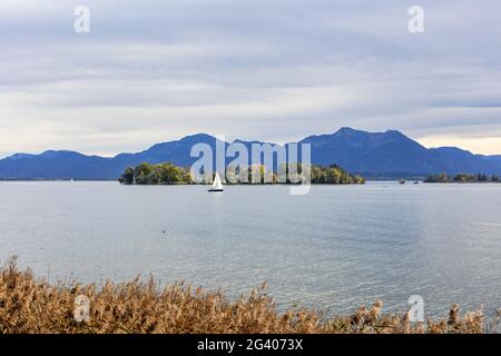 Krautinsel von Gstadt di fronte alle Alpi di Chiemgau, Chiemsee, Baviera, Germania Foto Stock