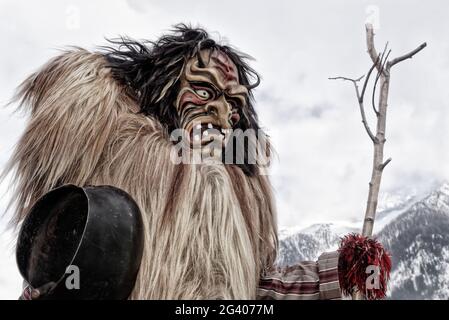 Sfilata di Carnevale del Tschäggättä a Wiler, Lötschental, Vallese, Svizzera. Foto Stock