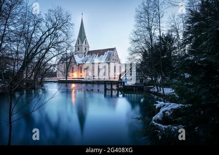 Blautopf e monastero di Blaubeuren, distretto di Alb-Donau, Baden-Württemberg, Germania Foto Stock