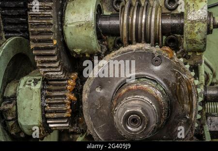 ingranaggi a vite senza fine su una macchina storica Foto Stock