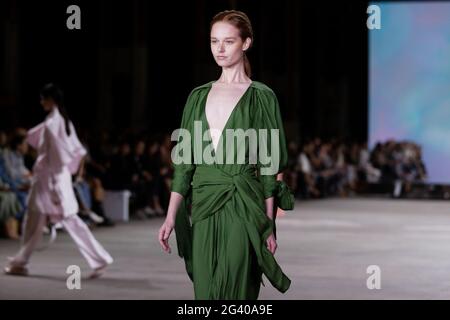 Un modello cammina sulla pista durante lo spettacolo Ginger & Smart durante il Afterpay Australian Fashion Week Resort 2022 Collection a Carriageworks il 1 giugno Foto Stock