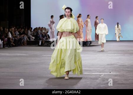 Un modello cammina sulla pista durante lo spettacolo Ginger & Smart durante il Afterpay Australian Fashion Week Resort 2022 Collection a Carriageworks il 1 giugno Foto Stock