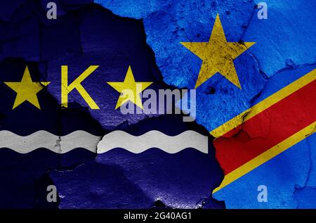 Bandiere di Kinshasa e della Repubblica Democratica del Congo dipinte su pareti incrinate Foto Stock