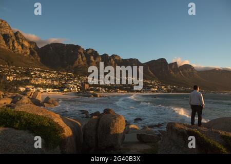 SUDAFRICA. CAPO OCCIDENTALE. PENISOLA DEL CAPO. CAMPS BAY SEASIDE RESORT DI FRONTE ALL'OCEANO ATLANTICO, AI PIEDI DELLA MONTAGNA DODICI APOSTOLI Foto Stock