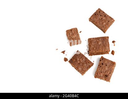 Pila di pezzi di brownie al cioccolato al forno con noce isolato su sfondo bianco Foto Stock