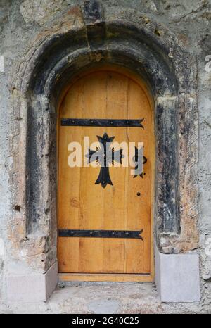 Vecchia porta in legno dell'antica chiesa cristiana. Lori, Armenia Foto Stock