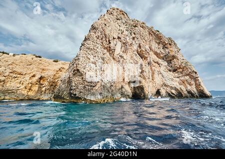 Grotta blu in Croazia, meraviglia croata, turista in visita all'interno della grotta blu, isola di Bisevo, ingresso ad una grotta Foto Stock