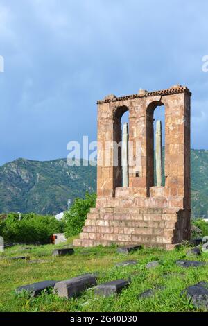 Monumento commemorativo medievale vicino alla chiesa di Odzun, in Armenia, Lori Foto Stock