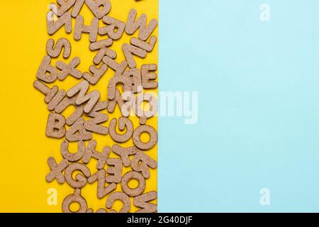 Molte lettere su sfondo colorato. Minimalismo. Spazio di copia Foto Stock