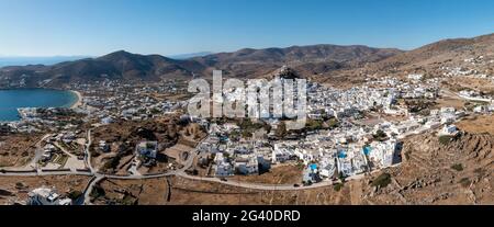 Isola di iOS, Grecia Cicladi. Panorama della città di Chora vista aerea drone. Architettura tradizionale delle Cicladi, edifici imbiancati sul tranquillo Mar Egeo, blu Foto Stock