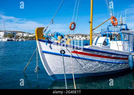 Barca da pesca colorata ormeggiata al porto dell'isola di Milos, Cicladi, Grecia. Vista tradizionale dell'antico chioseup di vasi in legno. Giorno di sole, cielo blu chiaro Foto Stock