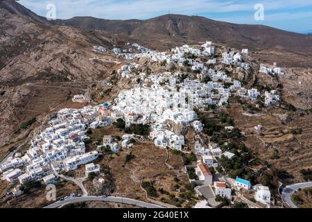 Serifos Cicladi, Grecia. Vista aerea del drone della città di Chora. Architettura tradizionale delle Cicladi, edifici imbiancati in salita su terreni rocciosi, blu sk Foto Stock