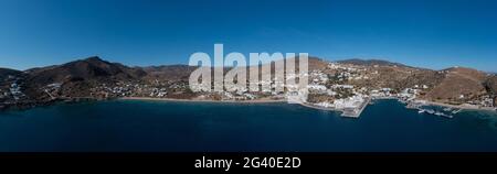 Grecia Cicladi. Vista panoramica sul drone aereo dell'isola di iOS e del porto. Architettura tradizionale delle Cicladi, edifici imbiancati sul tranquillo Mar Egeo, Foto Stock