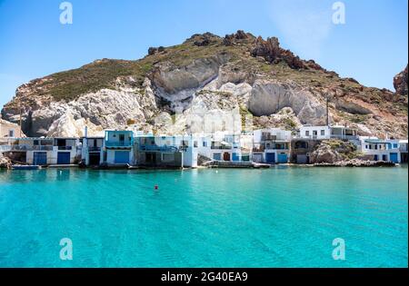 Isola di Milos, Cicladi Grecia. Firoporamos o Fyropotamos villaggio di pescatori, Cicladi architettura tradizionale case di pescatori e mare turchese chiaro Foto Stock