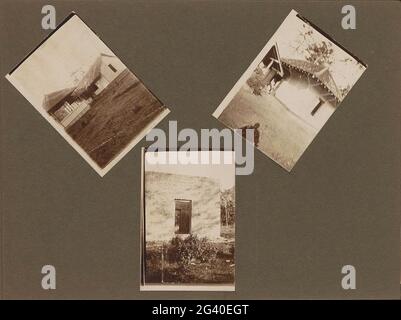 Colonia lebbra di Danaradja: Edifici. Album foglia con tre foto di edifici a Leprozenkolonie Danaradja. Sulla foto a destra, l'ombra del fotografo è visibile. L'edificio nella foto inferiore sembra essere in costruzione. Parte dell'album fotografico Leprosa colonia di Danaradja e ammissioni di famiglia. Foto Stock