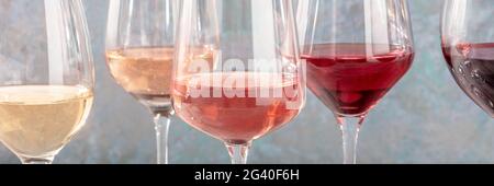 Panorama del colore del vino. Molti bicchieri di vino diversi Foto Stock