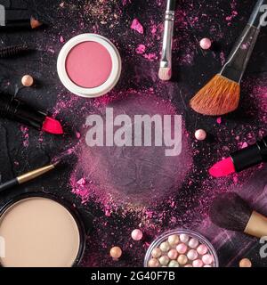 Modello di design quadrato per il make-up con spazzole, perle e polvere Foto Stock