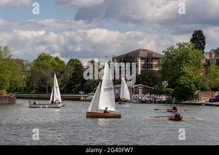 Barca a vela sul Fiume Tamigi vicino Kingston-upon-Thames Surrey Foto Stock