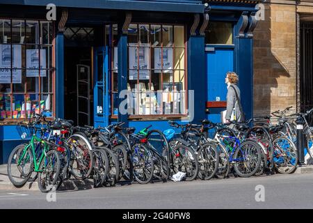 OXFORD, OXFORDSHIRE/UK - MARZO 25 : biciclette parcheggiate all'esterno di un negozio di libri a Oxford il 25 Marzo 2005. Una donna non identificata Foto Stock