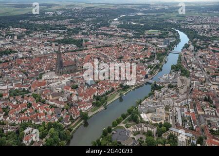 Vista aerea di Ulm e Neu-Ulm, Danubio, Alb Svevo, Baden-Württemberg, Germania Foto Stock