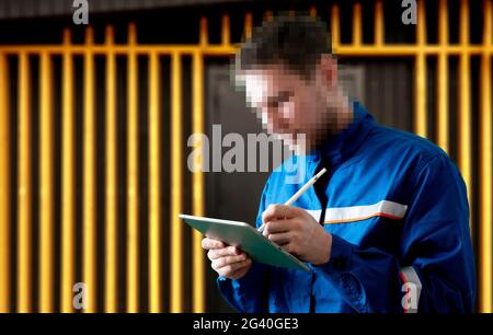 ritratto della persona con la scheda dei pixel censurati sul volto, privacy personale Foto Stock