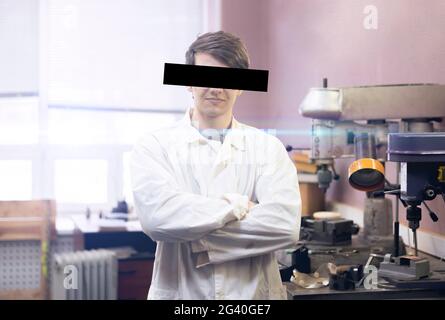 ritratto della persona con la scheda dei pixel censurati sul volto, privacy personale Foto Stock