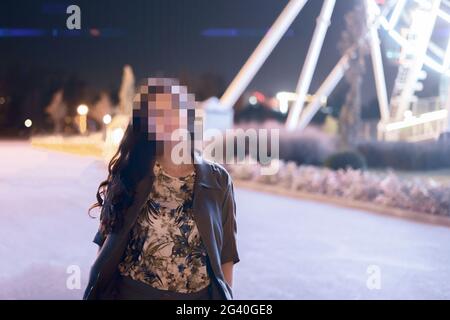 ritratto della persona con la scheda dei pixel censurati sul volto, privacy personale Foto Stock