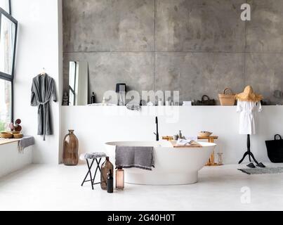 Interno di un bagno moderno con vasca separata Foto Stock