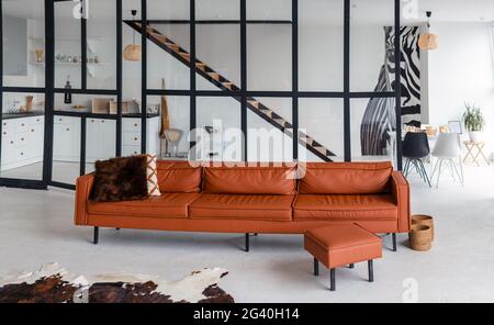 Elegante appartamento, open space, al centro della camera è un moderno, bellissimo divano Foto Stock