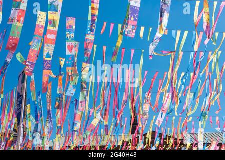 Bandiere colorate e bandiere in Broadgate, Coventry che celebra Coventry essendo UK City of Culture 2021 Foto Stock