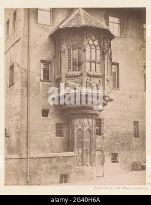 Finestra a golfo con sculture al presbiterio della chiesa di Saint-Sebaldus a Norimberga; finestra a Norimberga. Parte dell'album di viaggio con foto di Svizzera, Austria, Italia e Germania. Foto Stock