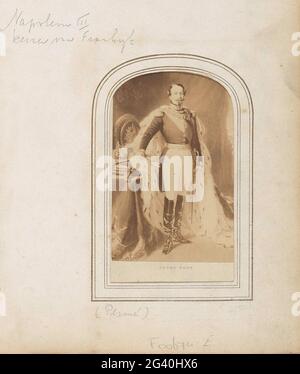 Produzione fotografica di un ritratto dipinto di Napoleone III Bonaparte, imperatore di Francia. Parte dell'album fotografico con 123 Cartes-de-Visite di membri di case reali europee, politici e personaggi famosi. Foto Stock