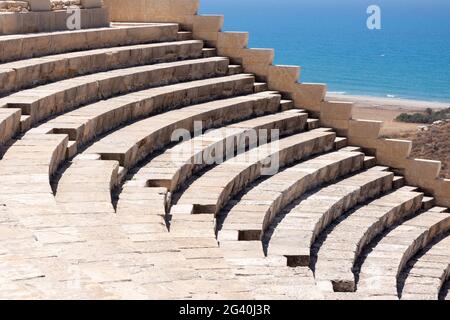 KOURION, CIPRO/GRECIA - LUGLIO 24 : Anfiteatro restaurato nelle rovine di Kourion a Cipro il 24 luglio 2009 Foto Stock