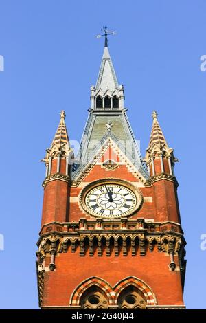 LONDRA - DICEMBRE 20 : Orologio vecchio stile alla Stazione Internazionale di St Pancras a Londra il 20 Dicembre 2007 Foto Stock