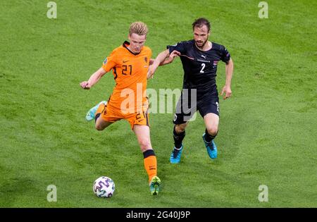 Frenkie de Jong (Niederlande), Andreas Ulmer (Österreich) Niederlande - Österreich Amsterdam, 17.06.2021, Fussball, Saison 2020/21 Foto: Moritz Mül Foto Stock