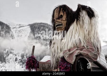 Sfilata di Carnevale del Tschäggättä a Wiler, Lötschental, Vallese, Svizzera. Foto Stock