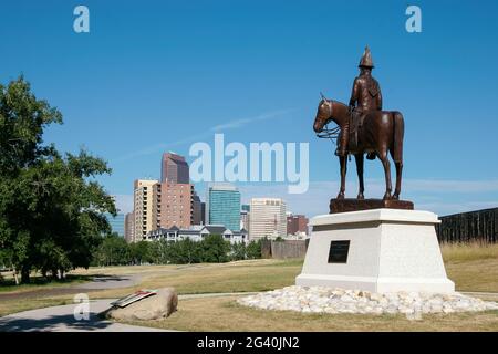 Statua di James Macleod fuori Fort Calgary Foto Stock