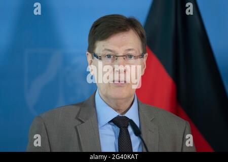 Dusseldorf, Germania. 17 Giugno 2021. Peter BIESENBACH, CDU, Ministro della Giustizia dello Stato della Renania Settentrionale-Vestfalia, alla conferenza stampa, bilancio della 92a Conferenza dei Ministri della Giustizia, Duesseldorf il 17 giugno 2021, Â Credit: dpa/Alamy Live News Foto Stock