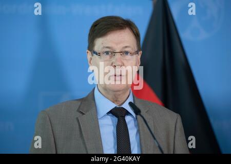 Dusseldorf, Germania. 17 Giugno 2021. Peter BIESENBACH, CDU, Ministro della Giustizia dello Stato della Renania Settentrionale-Vestfalia, alla conferenza stampa, bilancio della 92a Conferenza dei Ministri della Giustizia, Duesseldorf il 17 giugno 2021, Â Credit: dpa/Alamy Live News Foto Stock