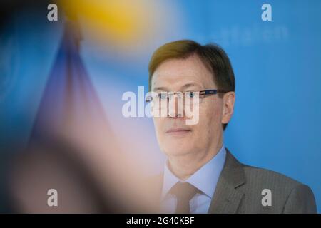 Dusseldorf, Germania. 17 Giugno 2021. Peter BIESENBACH, CDU, Ministro della Giustizia dello Stato della Renania Settentrionale-Vestfalia, alla conferenza stampa, bilancio della 92a Conferenza dei Ministri della Giustizia, Duesseldorf il 17 giugno 2021, Â Credit: dpa/Alamy Live News Foto Stock