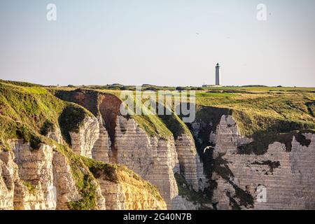 Faro sulla Costa d'Alabastro a Étretat, Normandia, Francia. Foto Stock