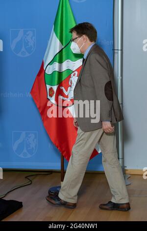 Duesseldorf, Germania. 17 Giugno 2021. Peter BIESENBACH, CDU, Ministro della Giustizia dello Stato della Renania Settentrionale-Vestfalia, alla conferenza stampa, bilancio della 92a Conferenza dei Ministri della Giustizia, Duesseldorf il 17 giugno 2021, Credit: dpa/Alamy Live News Foto Stock