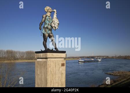 Scultura Leda sulle rive del Reno, artista Markus Luepertz, Monheim am Rhein, Germania, Europa Foto Stock