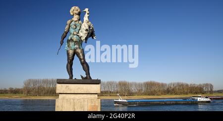 Scultura Leda sulle rive del Reno, artista Markus Luepertz, Monheim am Rhein, Germania, Europa Foto Stock