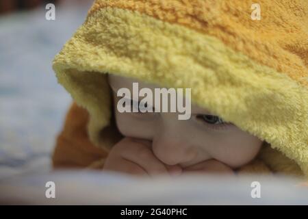 in inverno il ragazzino si congela in pigiami gialli caldi Foto Stock