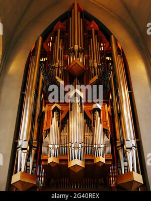 Reykjavik, Islanda - 02 maggio 2019: L'organo all'interno di Hadlgrimskirkya è una chiesa luterana a Reykjavik, la capitale dell'Islanda. Foto Stock